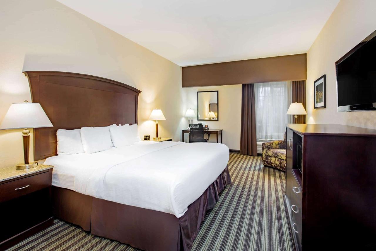 La Quinta By Wyndham Fowler Hotel Exterior photo