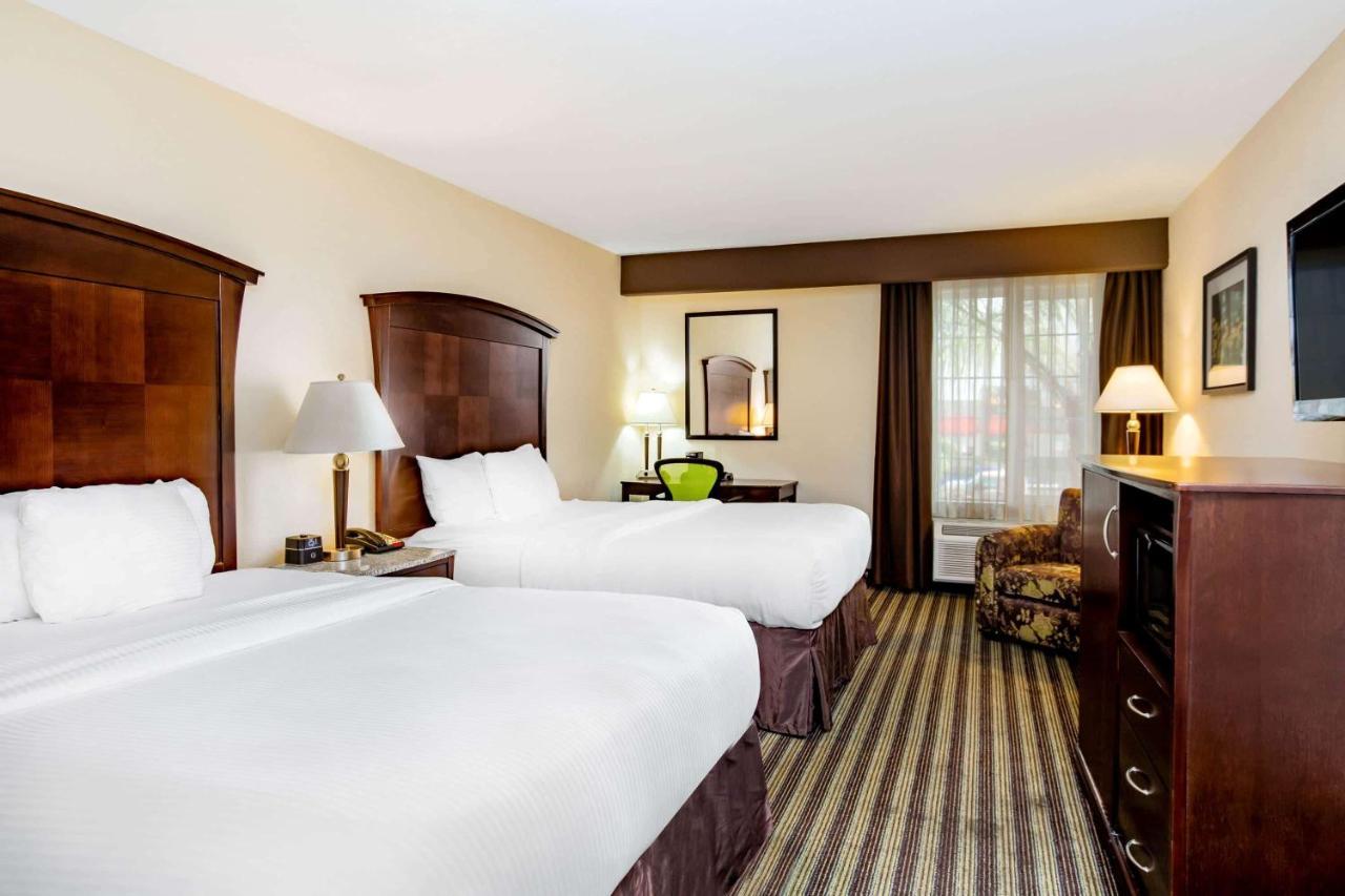 La Quinta By Wyndham Fowler Hotel Exterior photo