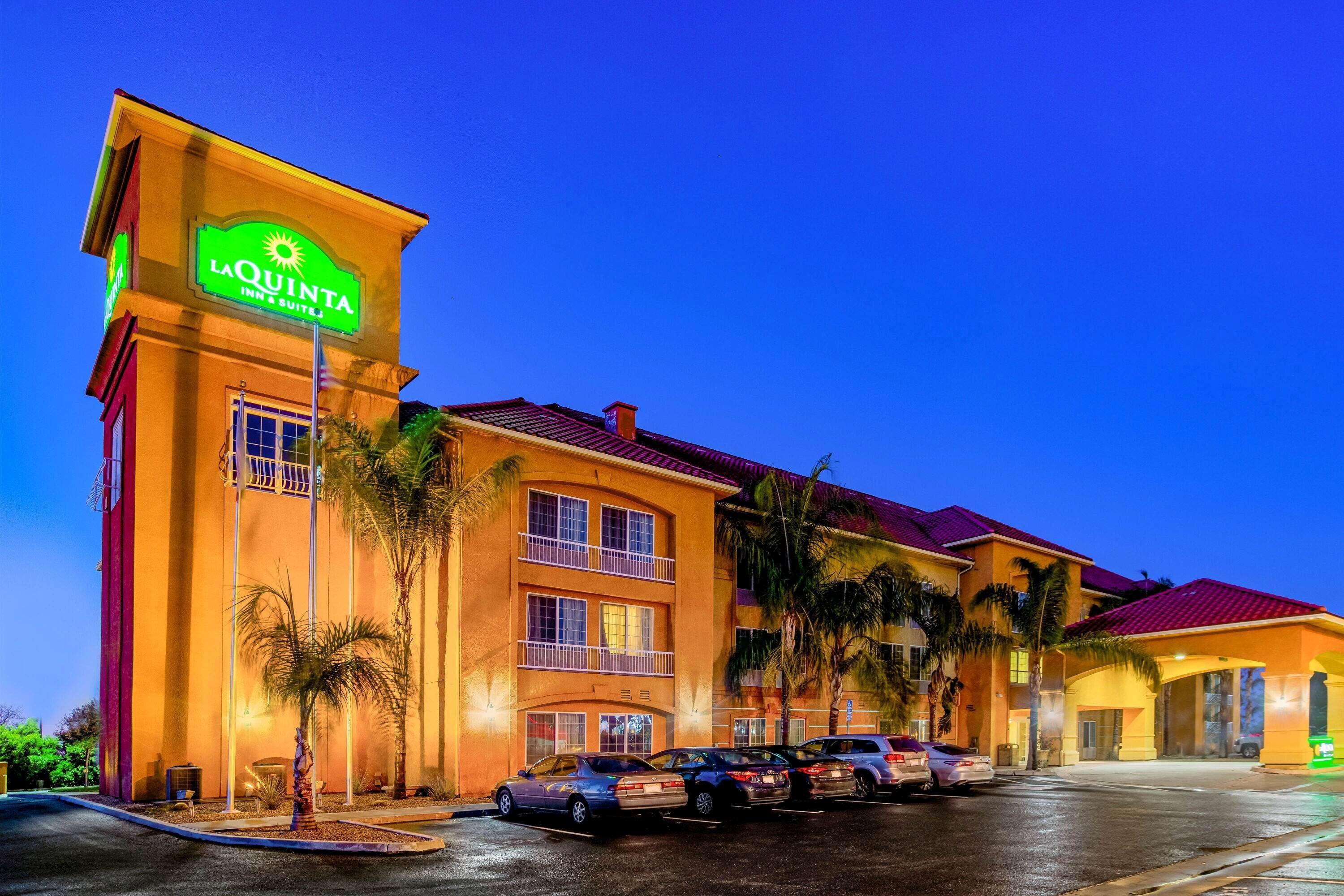 La Quinta By Wyndham Fowler Hotel Exterior photo