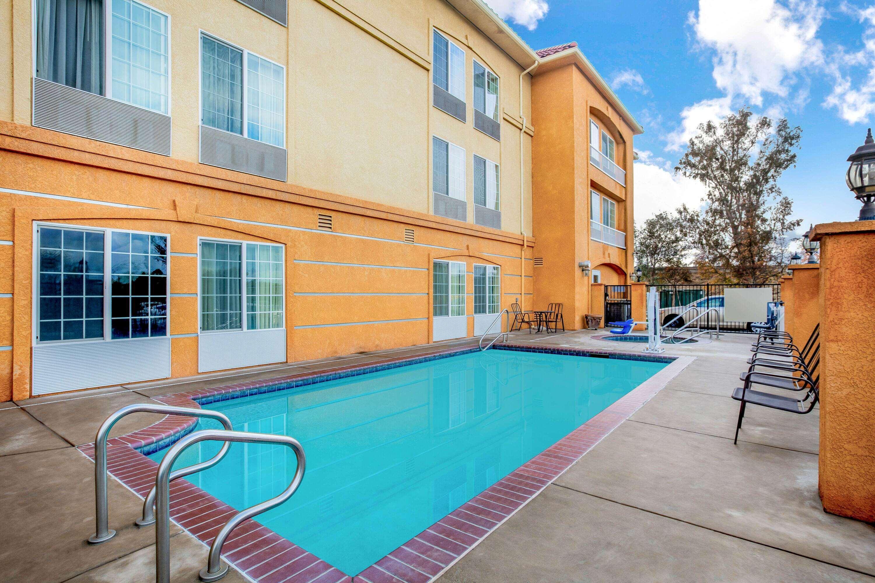 La Quinta By Wyndham Fowler Hotel Exterior photo