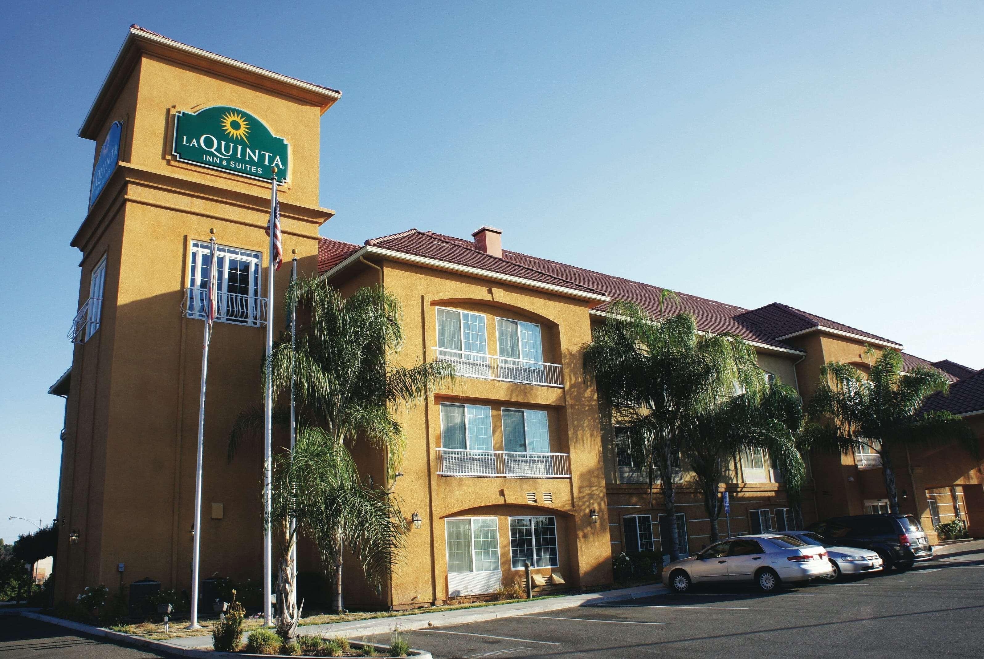 La Quinta By Wyndham Fowler Hotel Exterior photo