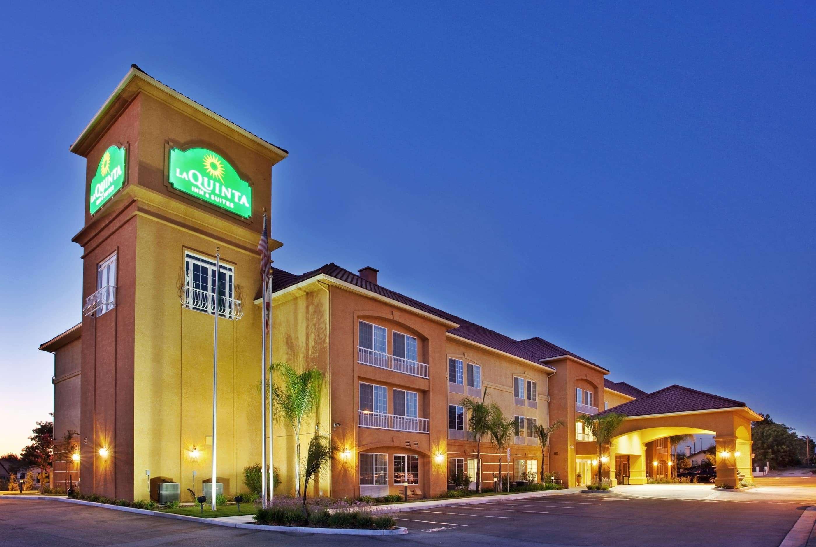 La Quinta By Wyndham Fowler Hotel Exterior photo