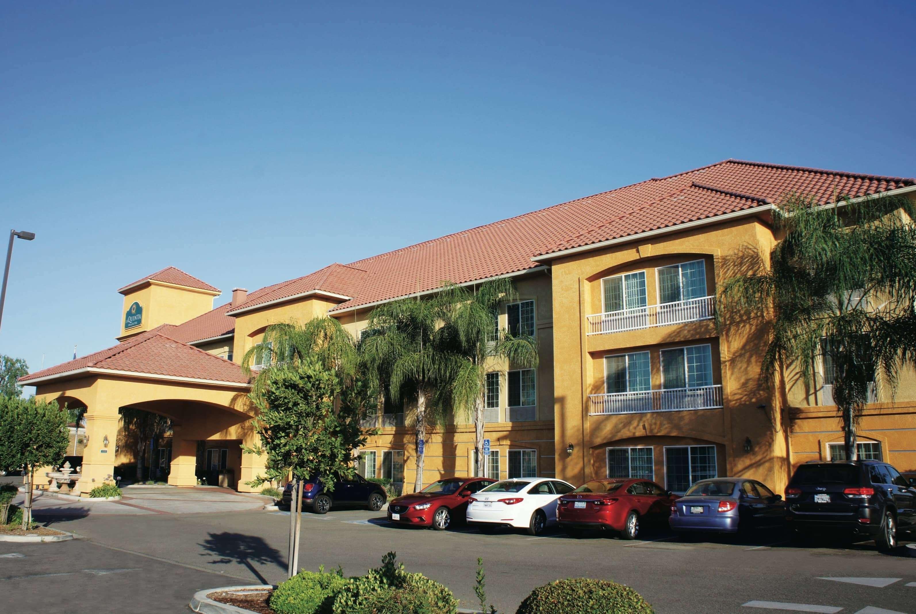 La Quinta By Wyndham Fowler Hotel Exterior photo