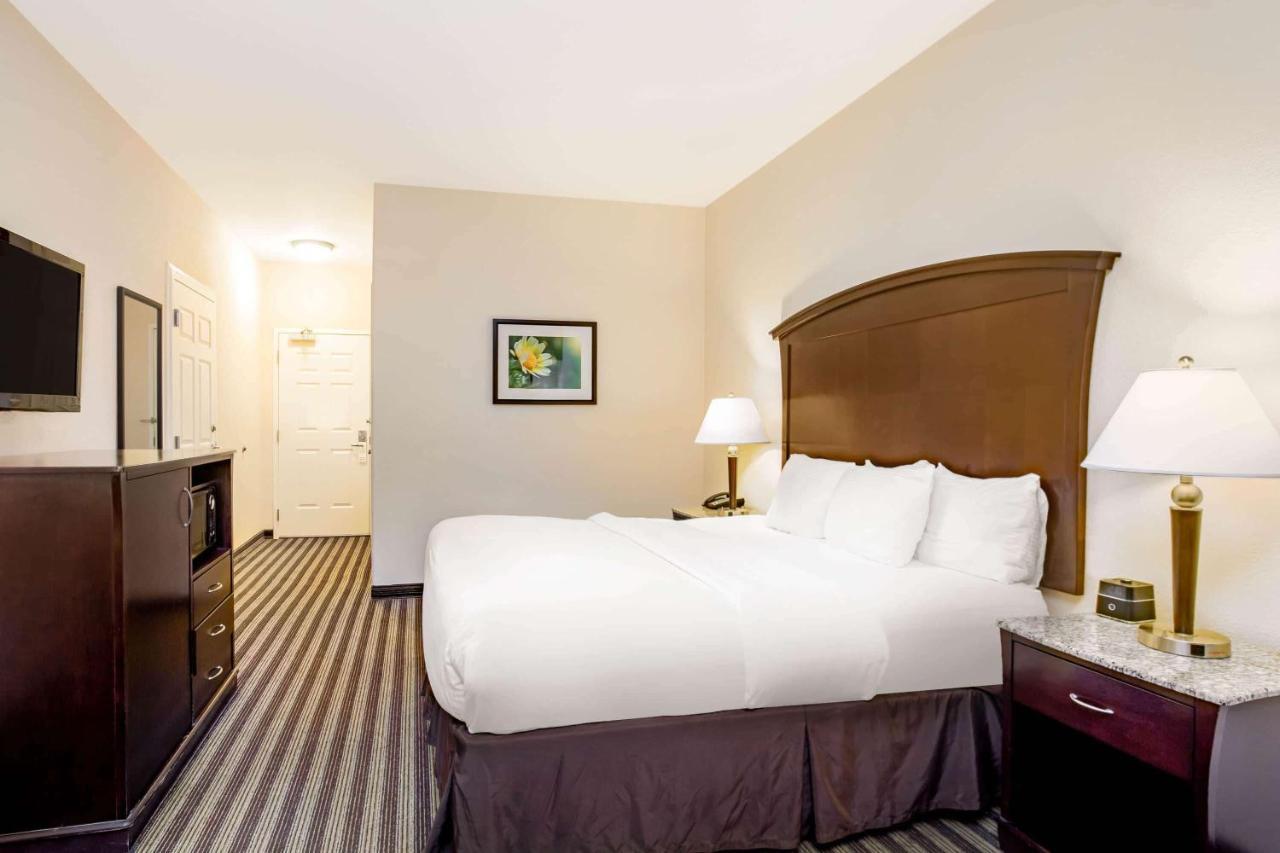 La Quinta By Wyndham Fowler Hotel Exterior photo