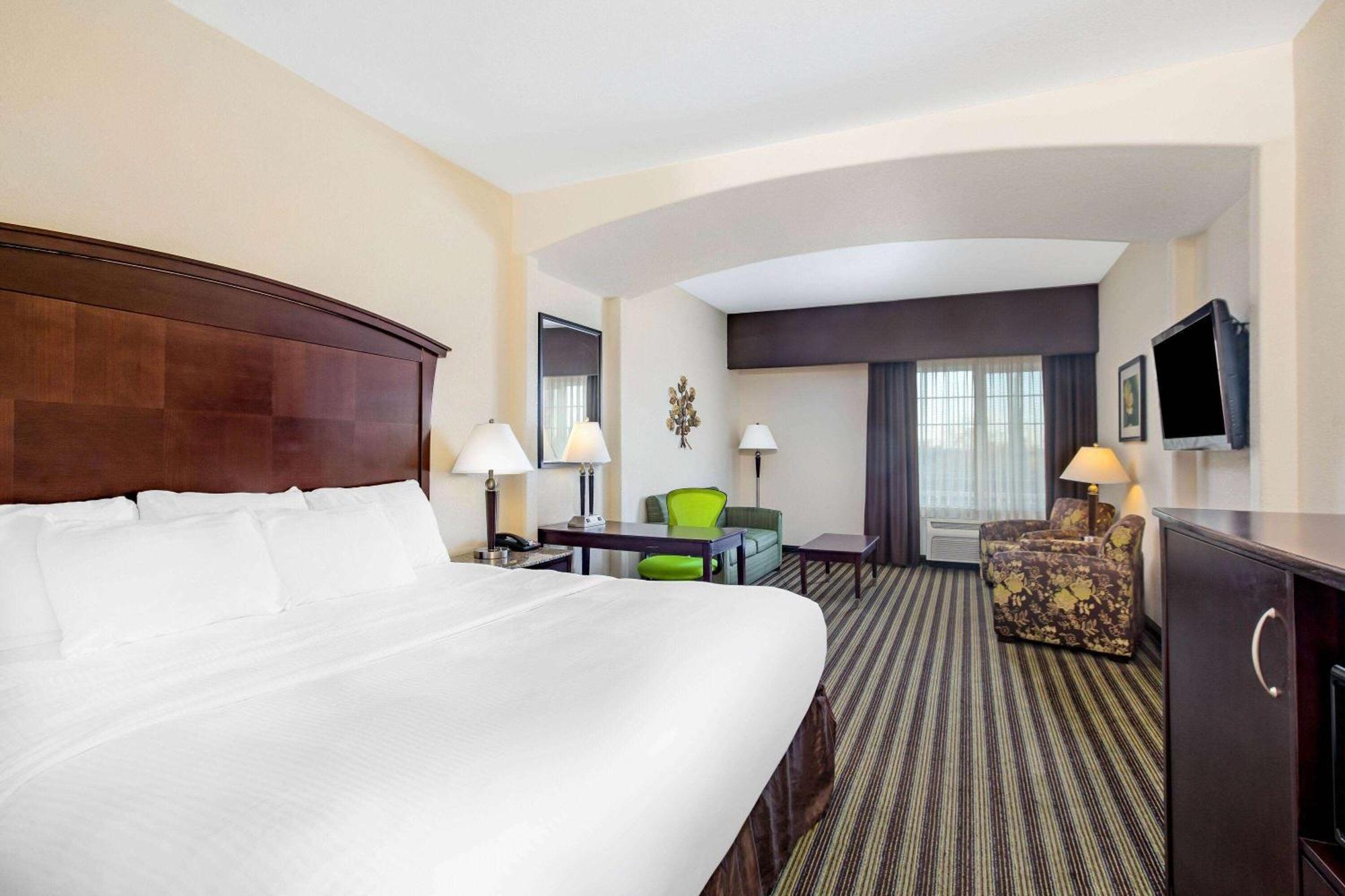La Quinta By Wyndham Fowler Hotel Exterior photo