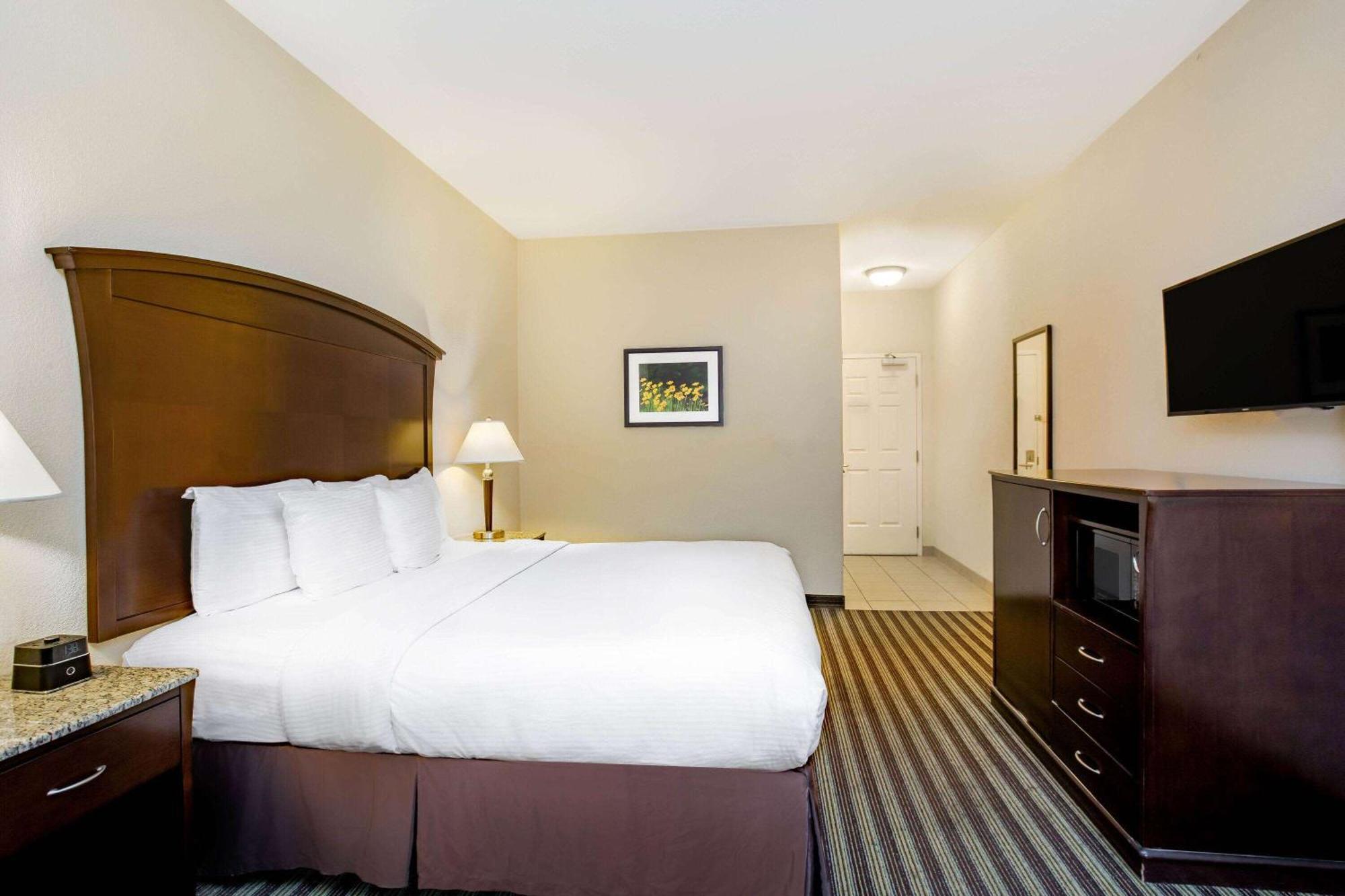 La Quinta By Wyndham Fowler Hotel Exterior photo