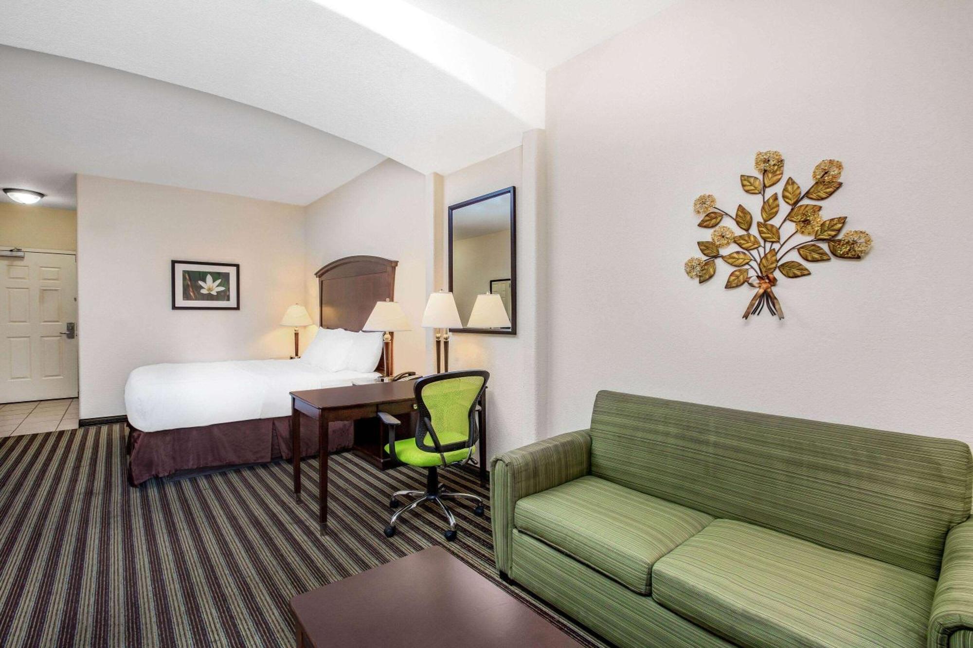 La Quinta By Wyndham Fowler Hotel Exterior photo