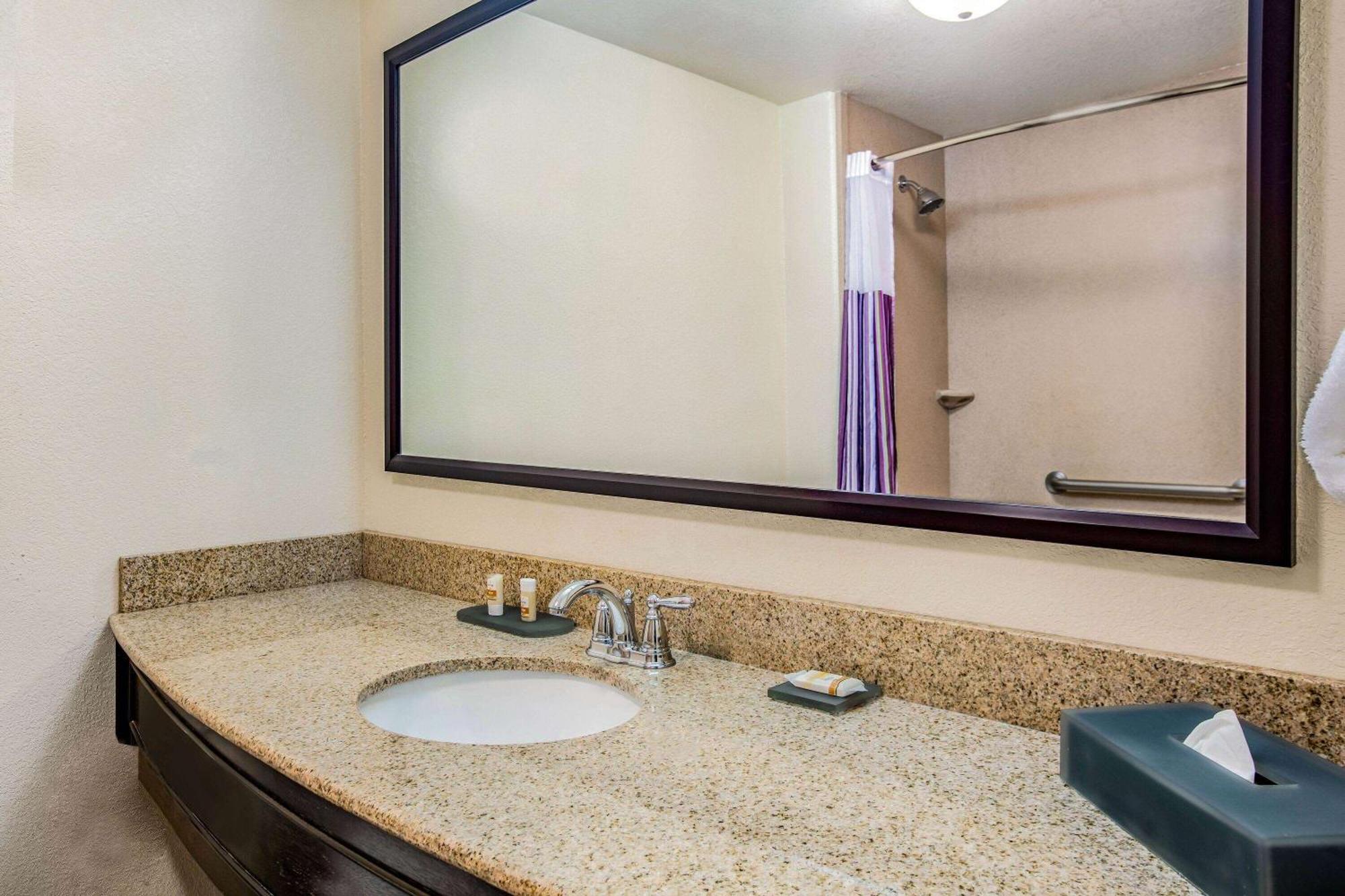 La Quinta By Wyndham Fowler Hotel Exterior photo