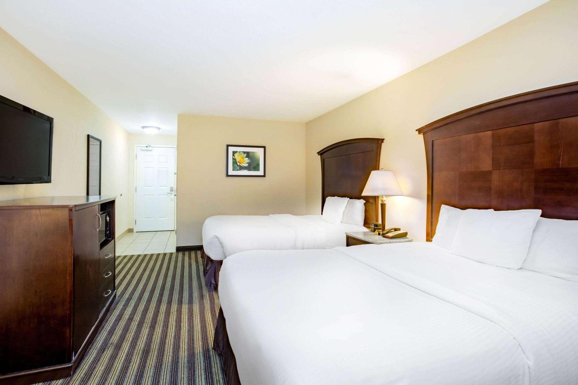 La Quinta By Wyndham Fowler Hotel Exterior photo
