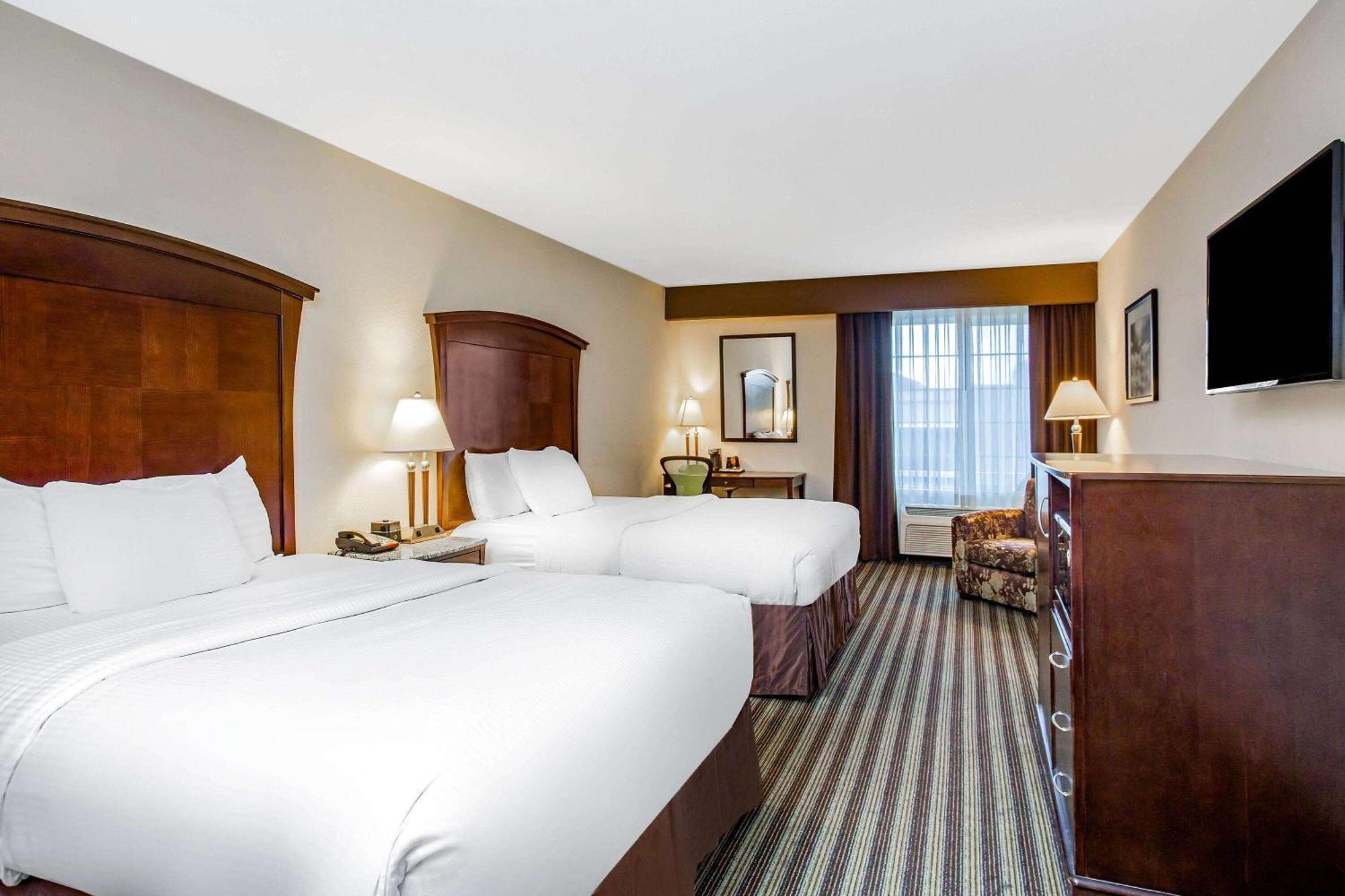 La Quinta By Wyndham Fowler Hotel Exterior photo