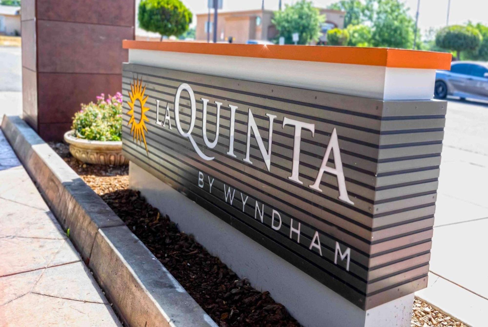 La Quinta By Wyndham Fowler Hotel Exterior photo