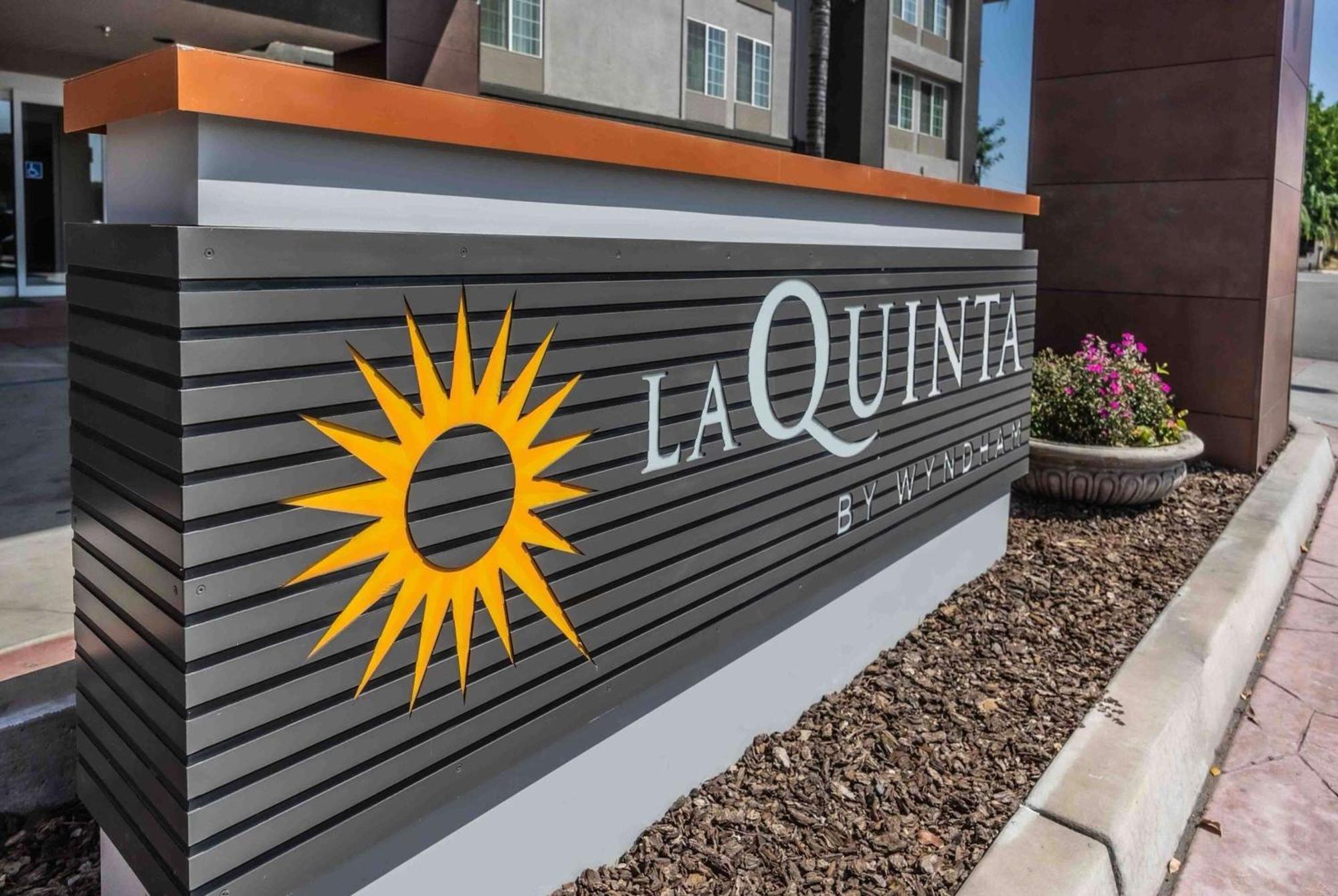 La Quinta By Wyndham Fowler Hotel Exterior photo