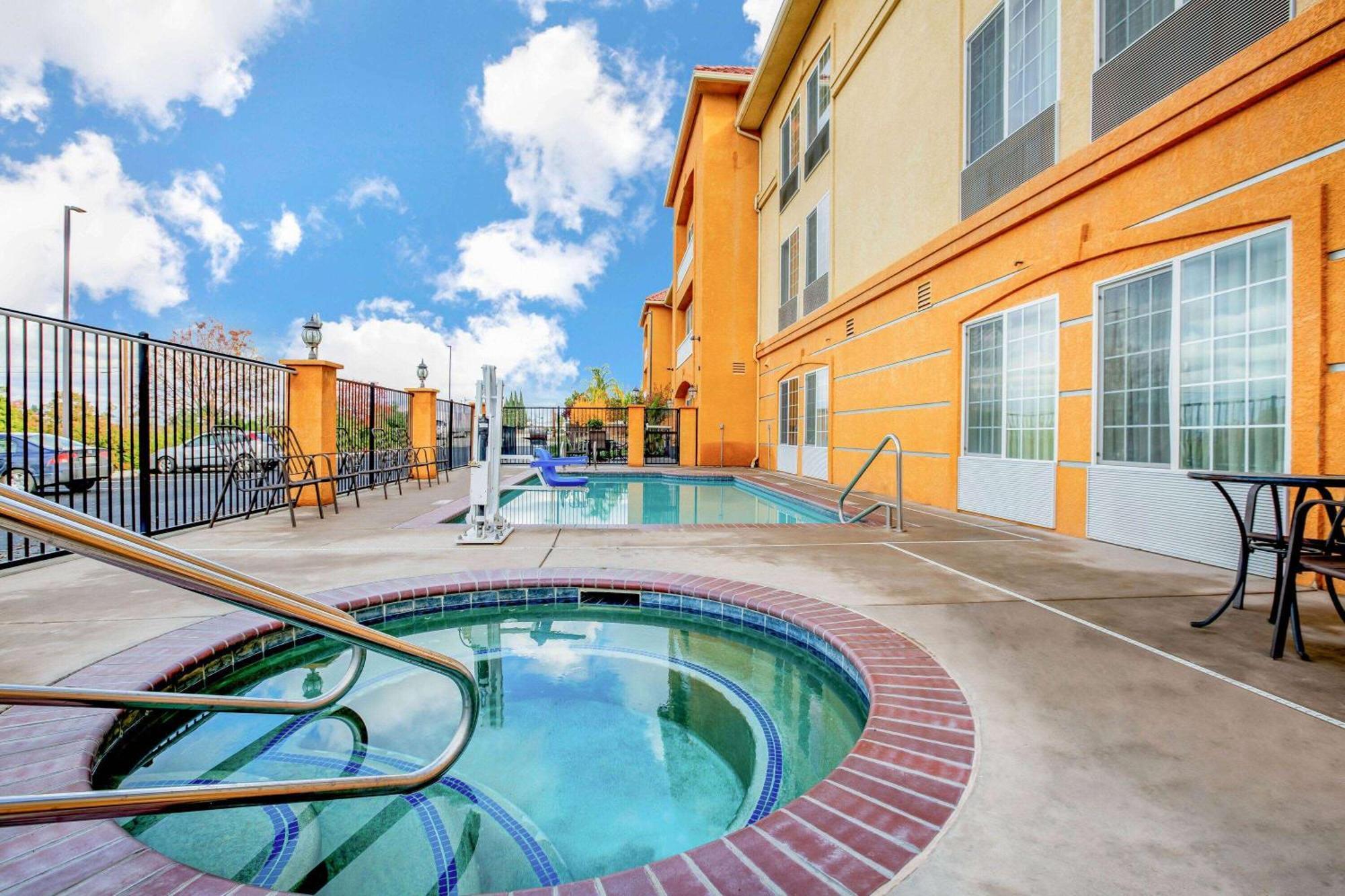La Quinta By Wyndham Fowler Hotel Exterior photo